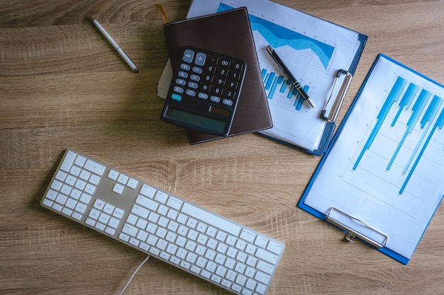 Foto mesa de mesa de trabalho moderno escritório, o negócio usa teclado, caderno, caneta, óculos