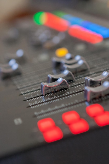 Foto mesa de mixagem de estúdio de gravação de som painel de controle do mixer de música