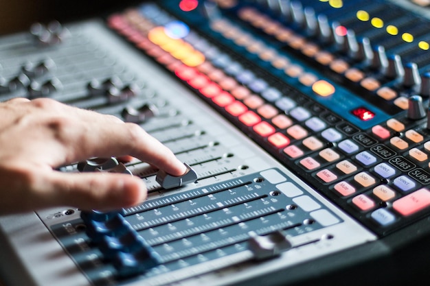 Mesa de mixer de estúdio de gravação de som produção musical profissional