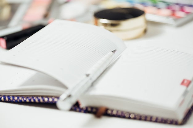 mesa de mulher. caderno, caneta e xícara de café