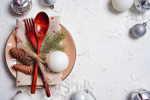 Mesa de Natal arrumada mesa de inverno arrumada para o jantar de Natal ou ano novo com espaço de cópia