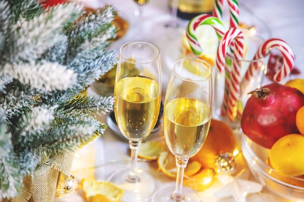 Mesa de natal com champanhe e comida. foco seletivo. feriado.