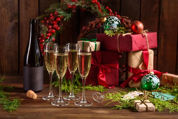 Mesa de Natal com copos e uma garrafa de vinho de champanhe
