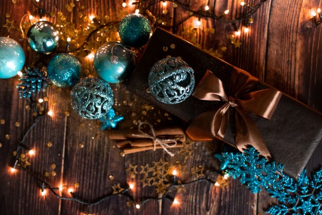 Mesa de Natal com guirlandas e árvore de Natal decorada.