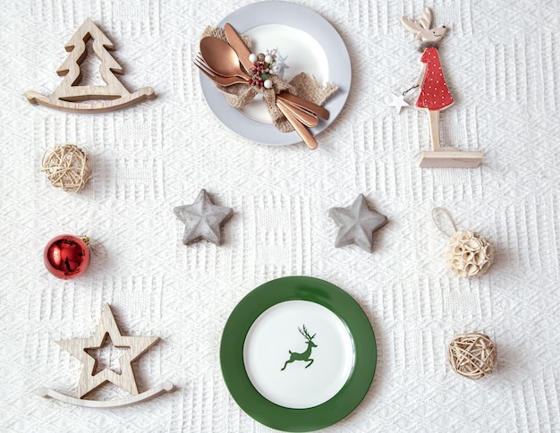 Foto mesa de natal em toalha de mesa branca com enfeites