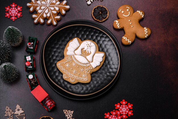 Mesa de Natal festiva em casa decorada por brinquedos e pães de gengibre