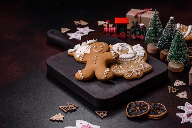 Mesa de Natal festiva em casa decorada por brinquedos e pães de gengibre