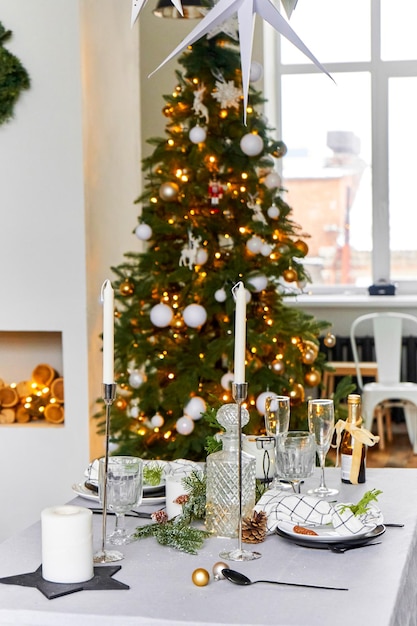 Mesa de natal festiva leve para um jantar festivo