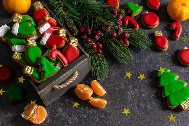 Mesa de Natal, pão de gengibre, tangerinas, ramos de abeto, cópia espaço