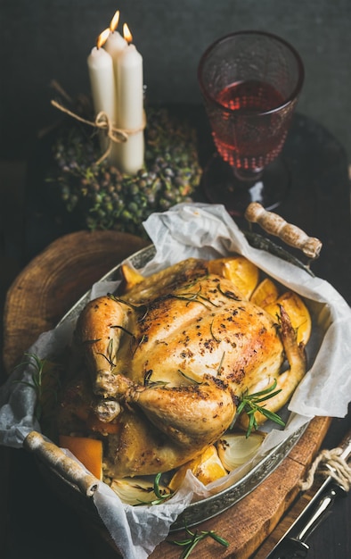 Mesa de natal posta com frango inteiro assado no forno e vinho