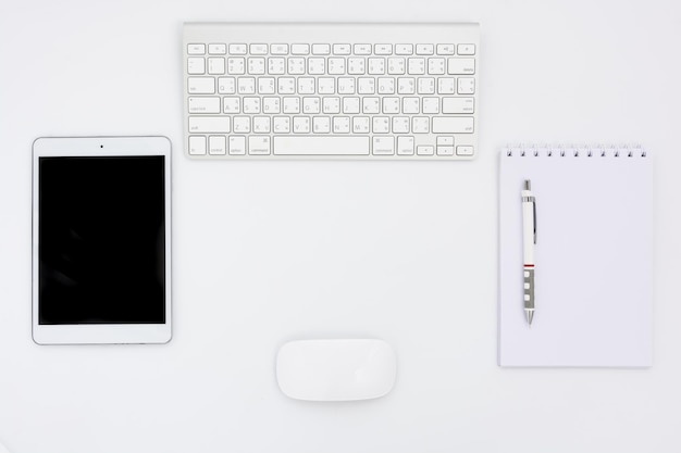 Mesa de negócios com teclado, mouse e caneta