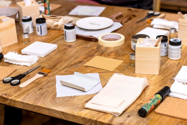 Foto mesa de oficina ferramentas de pintura e arte