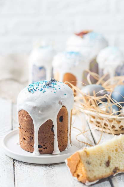 Mesa de Páscoa com bolos de Páscoa e ovos de Páscoa sobre fundo branco