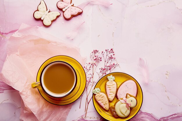 Mesa de Páscoa estética pastel com espaço para cópia Biscoitos caseiros e café plano fundo de primavera