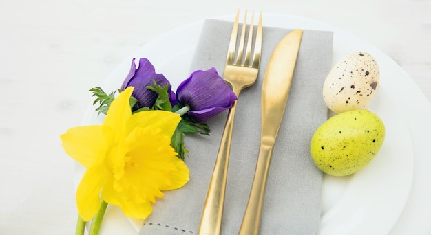 Mesa de Páscoa Ovos de Páscoa Decoração de flores de primavera guardanapo e talheres em branco