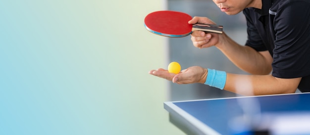 Mesa de ping pong, masculino jogando tênis de mesa com raquete e bola em um salão de esporte