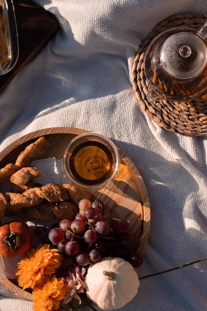 Foto mesa de piquenique de outono preparada para almoço no outono natureza piquenique colheita outono almoço conjunto de chá reunião ao ar livre