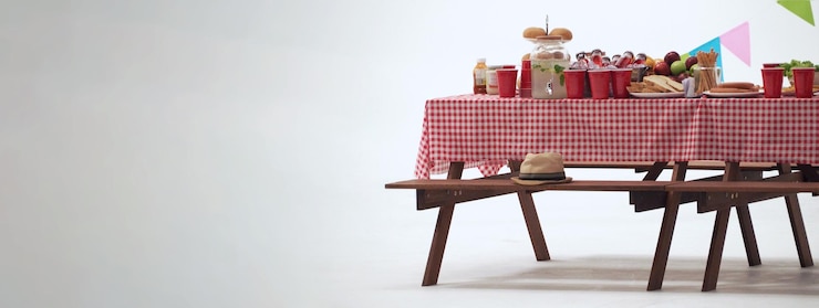 Foto mesa de piquenique e toalha de mesa quadriculada vermelha com comida e bebida para festa ao ar livre fundo branco isolado mesa de festa de madeira com alimentos e churrasqueiras fogão para atividades de piqueniques de verão isolar