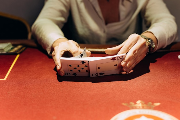 Mesa de pôquer de cassino jogos de azar fichas de dinheiro apostando