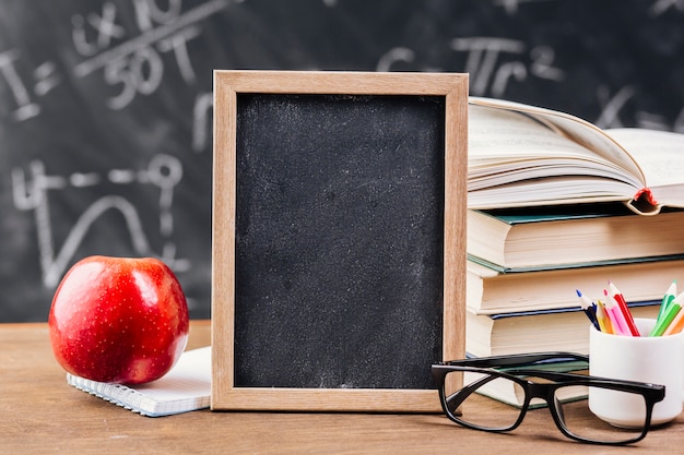 Foto mesa de professor com ardósia de lousa