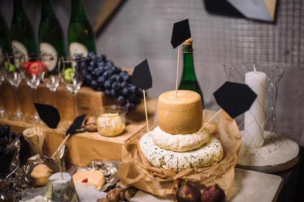Mesa de queijos com queijos caseiros uvas nozes Decoração de design de luxo