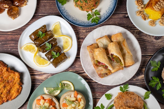 Mesa de Ramadan comida turca em fundo de madeira Iftar e sahur delícias pratos orientais turcos Tipos de aperitivos Vista superior