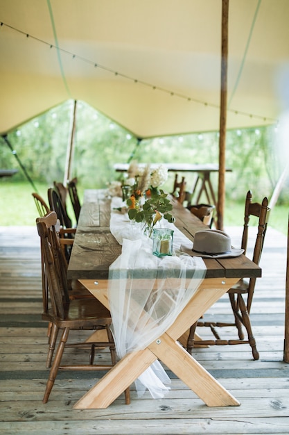 Mesa de recepção de casamento ou jantar, decorada em estilo rústico