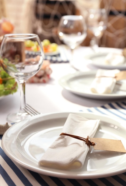 Mesa de restaurante com tema marinho