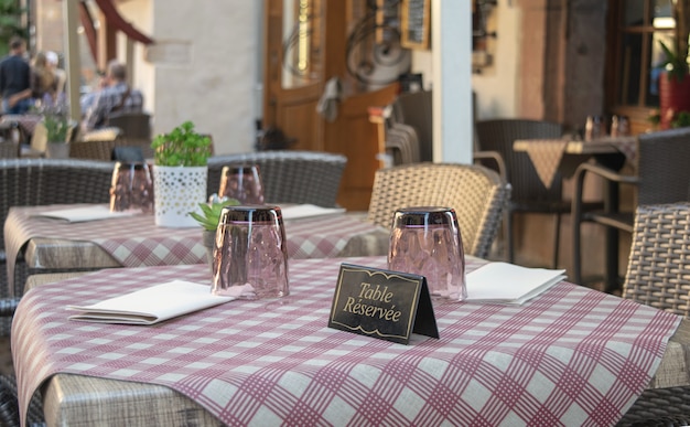 Mesa de restaurante francês elegante com cartão francês reservado