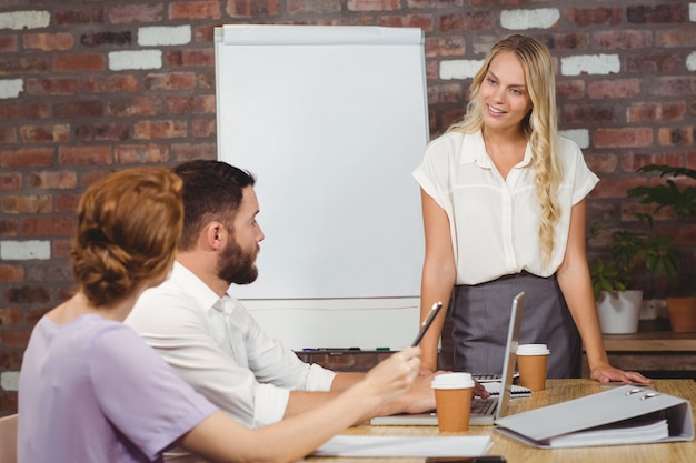 Mesa de reunião da mulher de negócios na mesa de conferência