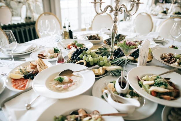 Foto mesa de serviço de catering com comida e bebida no restaurante antes da festa de casamentox9