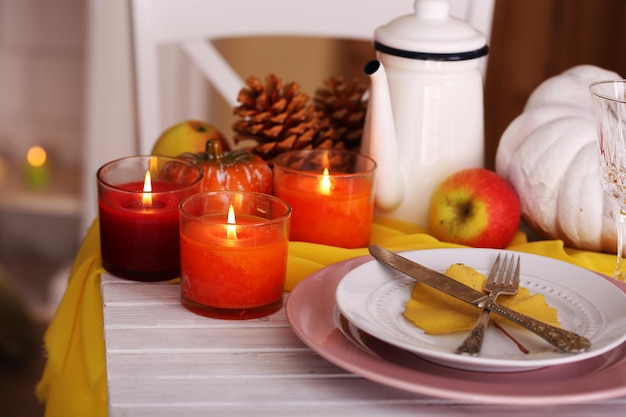 Mesa de serviço de outono festivo no quarto