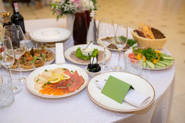 Foto mesa de servidor com comida em um restaurante closeup