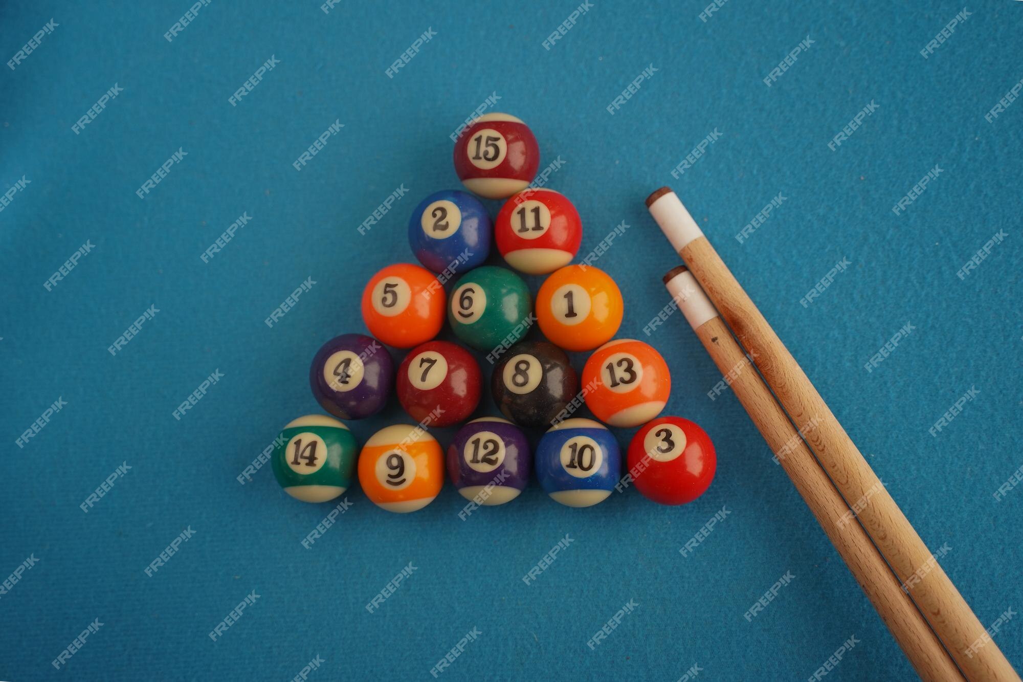 Mesa de sinuca bola de sinuca de bilhar entretenimento na sala de jogos  bolas de sinuca e taco em fundo azul bolas de bilhar no tabuleiro mesa de  sinuca com prateleira de