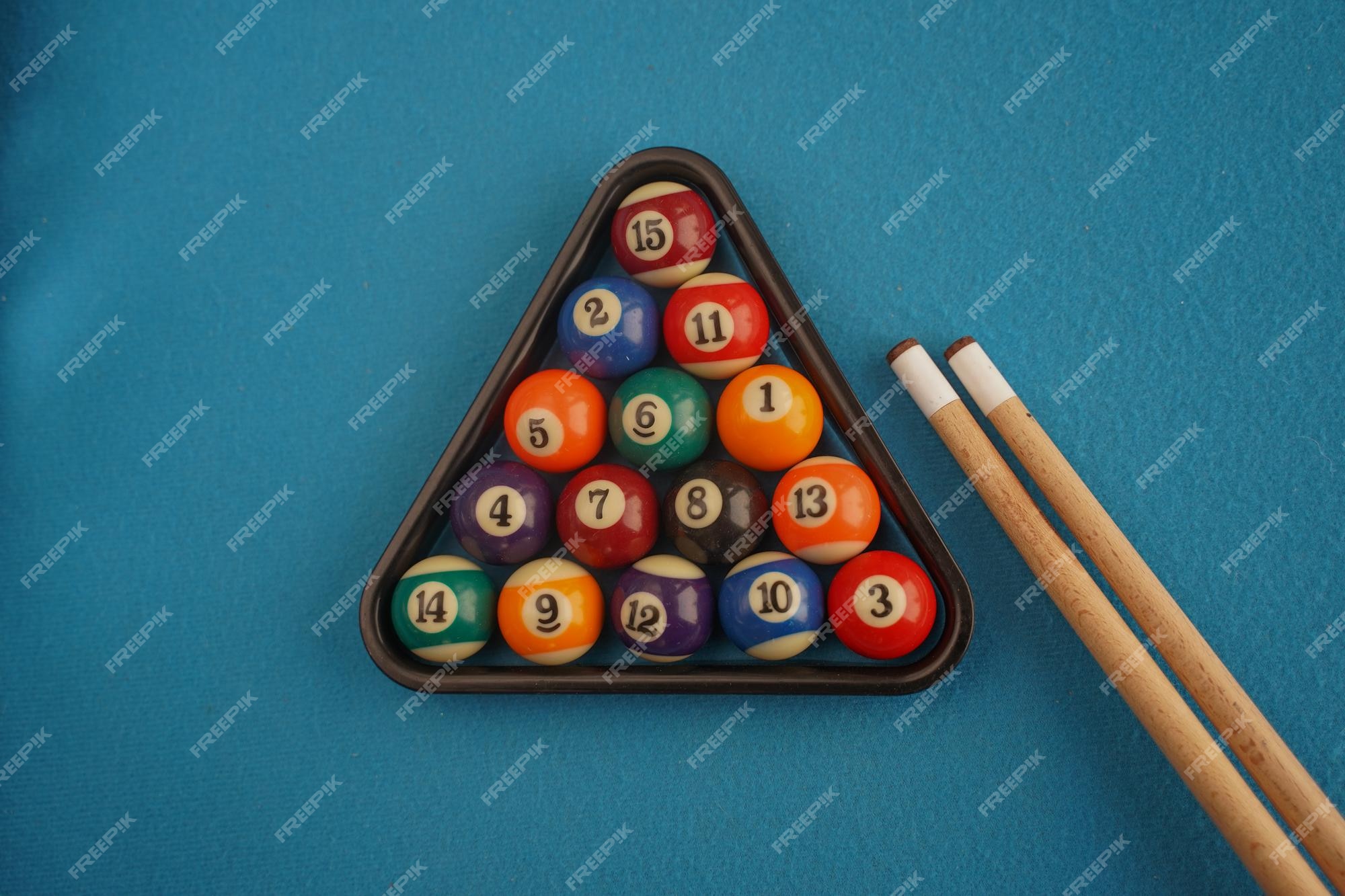 Mesa de sinuca bola de sinuca de bilhar entretenimento na sala de jogos  bolas de sinuca e taco em fundo azul bolas de bilhar no tabuleiro mesa de  sinuca com prateleira de