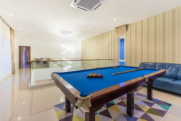 Foto mesa de snooker na casa, em casa