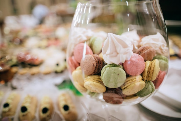 Mesa de sobremesa de barra de chocolate de recepção de casamento com deliciosos bolos e biscoitosx9