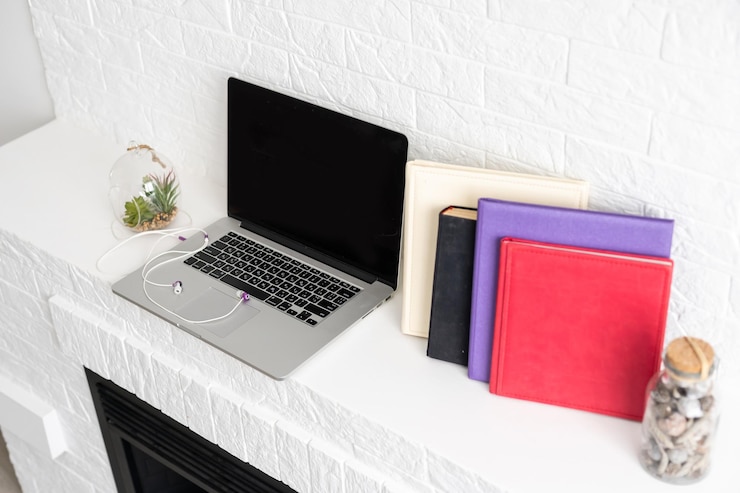 Foto mesa de trabalho. abra o laptop, livros e outros materiais de escritório
