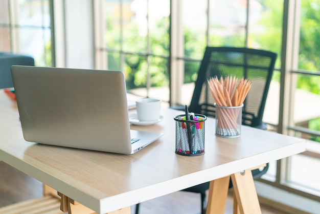 mesa de trabalho com laptop e gadget em casa espaço de trabalho