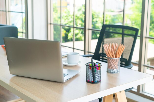 mesa de trabalho com laptop e gadget em casa espaço de trabalho