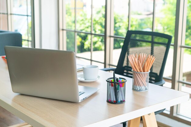 Mesa de trabalho com laptop e gadget em casa espaço de trabalho