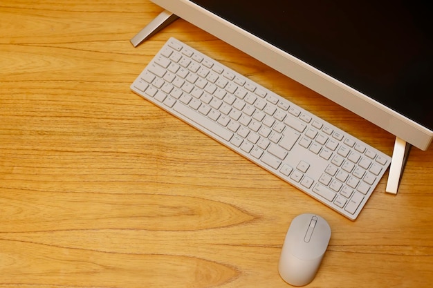 Mesa de trabalho com mouse de teclado e espaço de cópia de monitor de computador