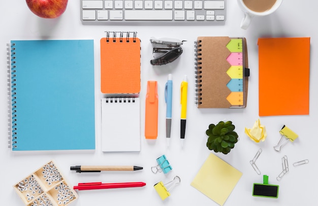 Mesa de trabalho criativo branco com material de escritório colorido