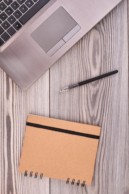 Mesa de trabalho de escritório com laptop e caneta