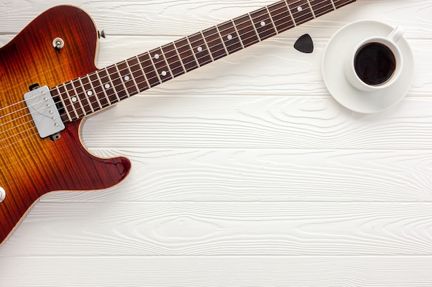 Mesa de trabalho de músico para compositor com fones de ouvido e guitarra