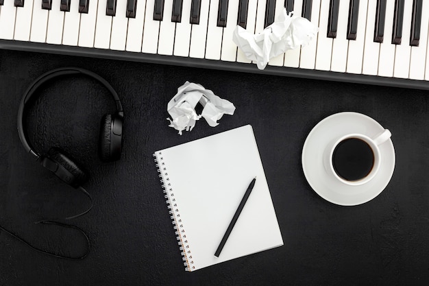 Mesa de trabalho de músico para compositor com fones de ouvido e sintetizador