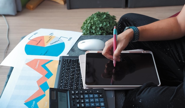 Mesa de trabalho sobre análise de dados e mãos trabalhando no laptop Adequado para fazer infográficos