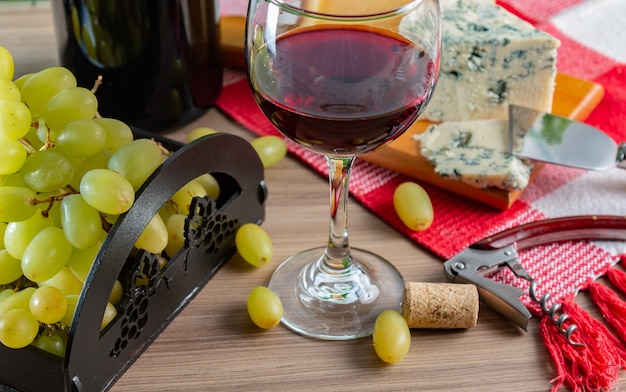 Mesa de vinhos com queijo e uvas