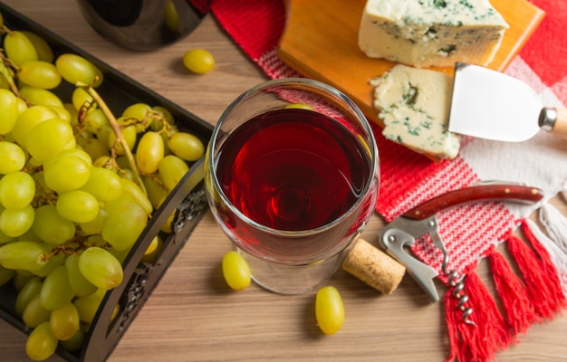 Mesa de vinhos com queijo e uvas