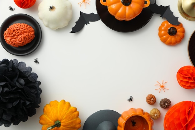 Mesa para decoraciones espeluznantes de Halloween con calabazas y murciélagos